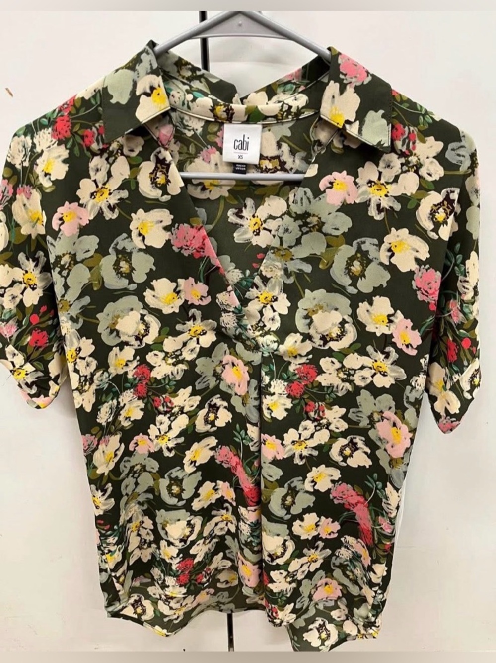 cabi #6717 replay top floral. NWOT. Size XS. Retail - $99.